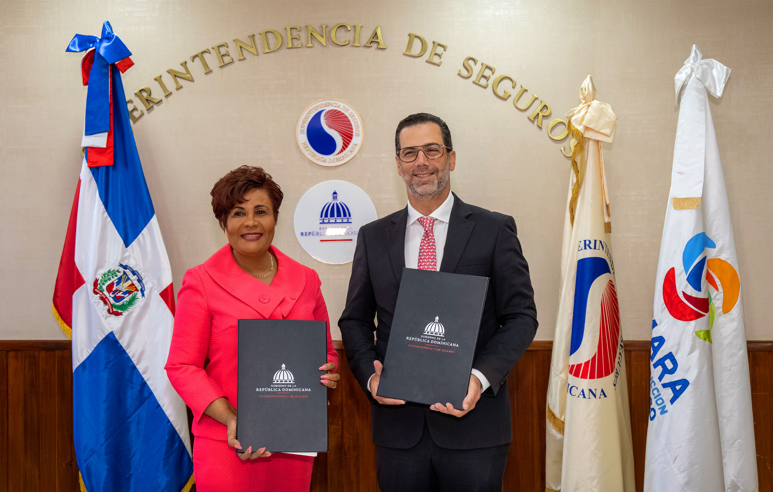 Superintendencia de Seguros - y Cámara de Comercio de Santo Domingo firman acuerdo de colaboración